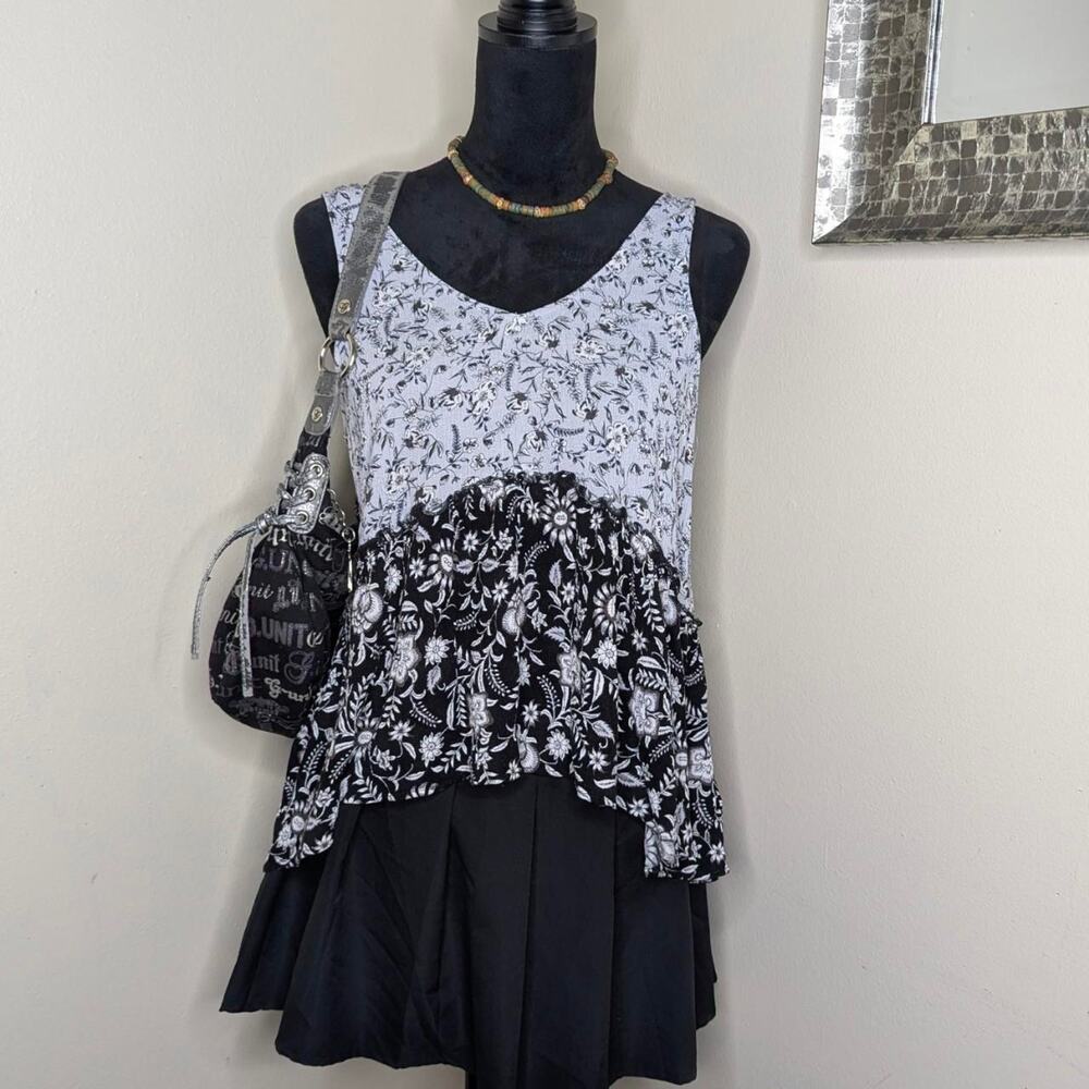 Aeropostale black and white floral top large